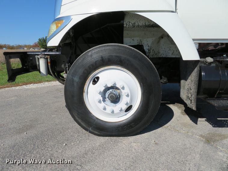 image for item DI3820 2002 International 7300  oil distributor truck