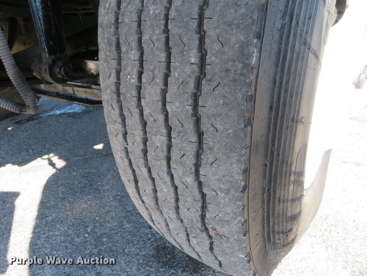 image for item DI3820 2002 International 7300  oil distributor truck