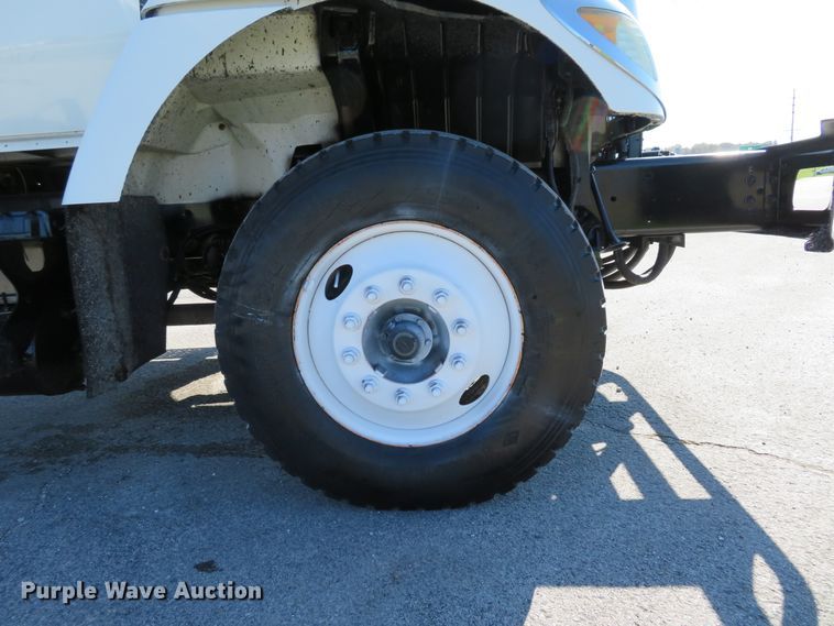 image for item DI3820 2002 International 7300  oil distributor truck