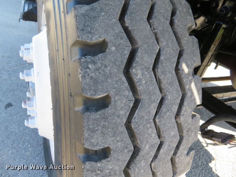 image for item DI3820 2002 International 7300  oil distributor truck