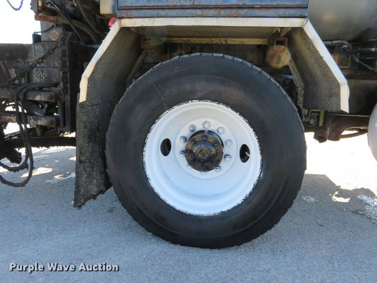 image for item DI3820 2002 International 7300  oil distributor truck