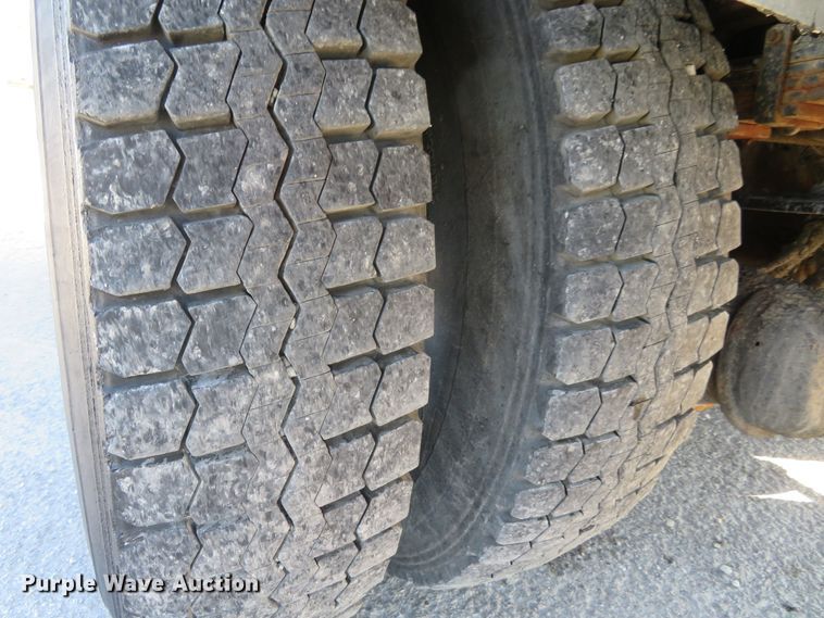 image for item DI3820 2002 International 7300  oil distributor truck