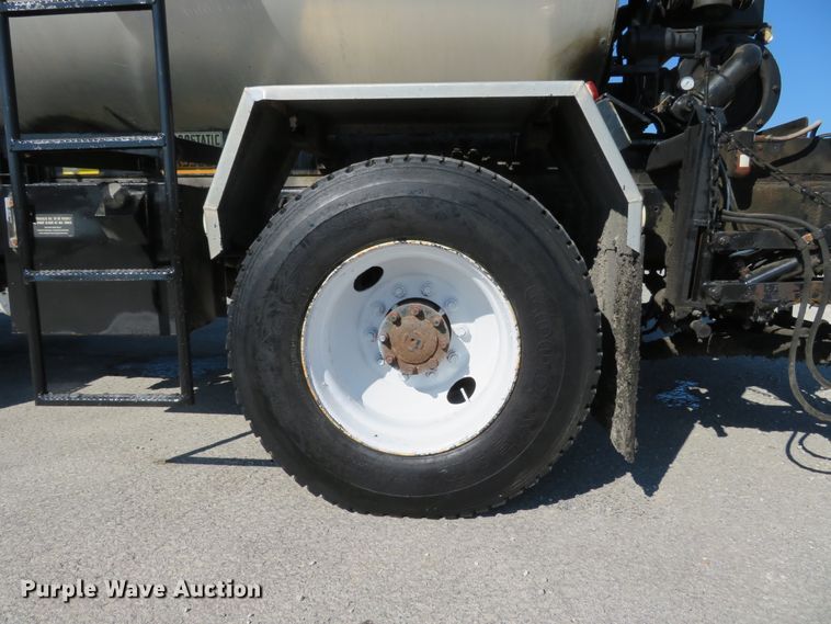 image for item DI3820 2002 International 7300  oil distributor truck