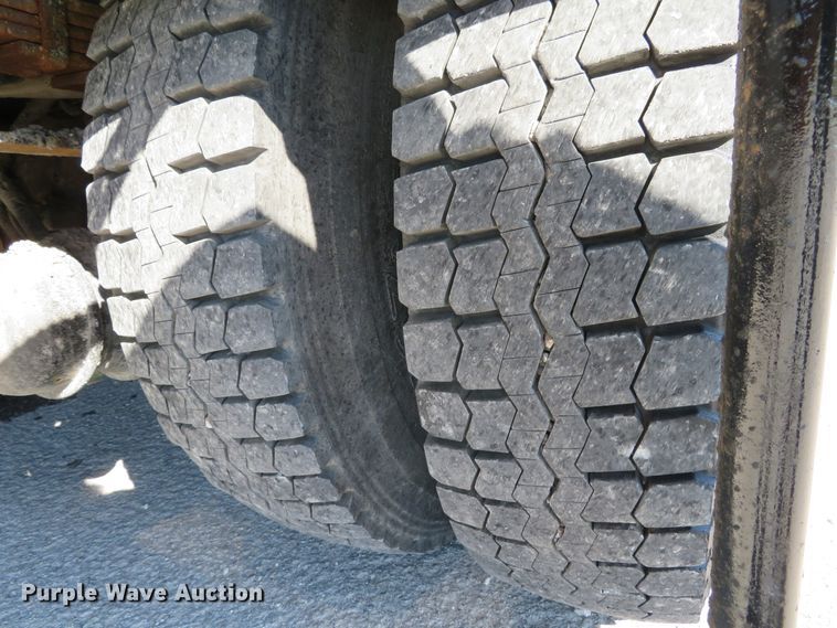 image for item DI3820 2002 International 7300  oil distributor truck