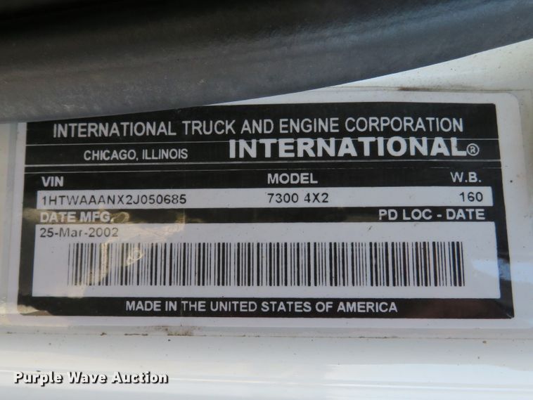 image for item DI3820 2002 International 7300  oil distributor truck