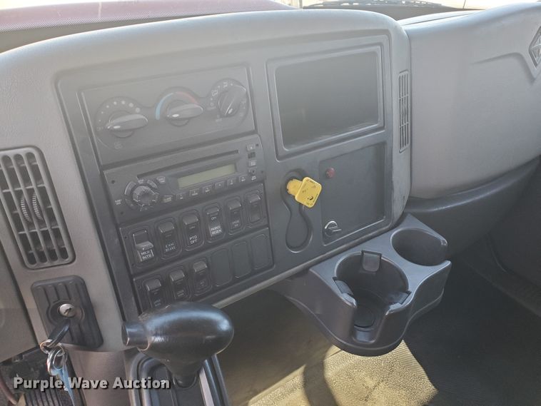 image for item DI5065 2012 International DuraStar 4300  rollback truck