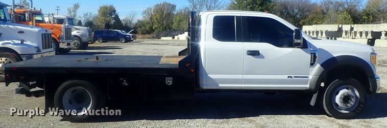 image for item DI7286 2017 Ford F550 Super Duty  SuperCab flatbed truck