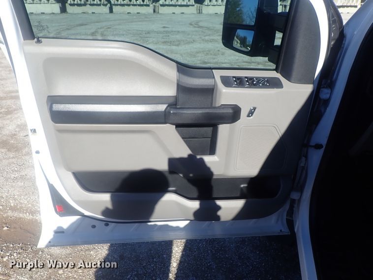 image for item DI7286 2017 Ford F550 Super Duty  SuperCab flatbed truck