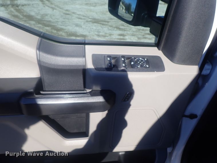 image for item DI7286 2017 Ford F550 Super Duty  SuperCab flatbed truck