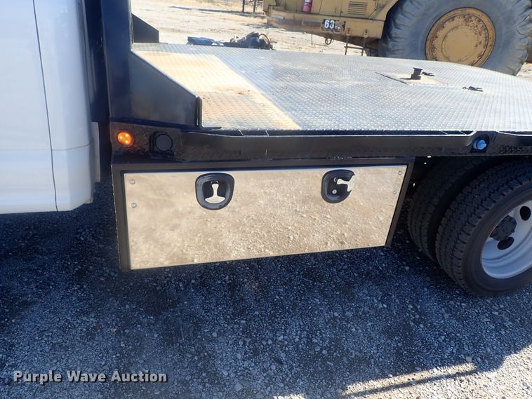 image for item DI7286 2017 Ford F550 Super Duty  SuperCab flatbed truck