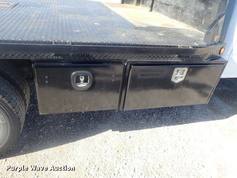 image for item DI7286 2017 Ford F550 Super Duty  SuperCab flatbed truck