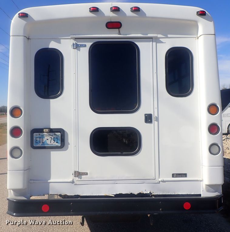 image for item DI7301 2006 GMC C5500  shuttle bus