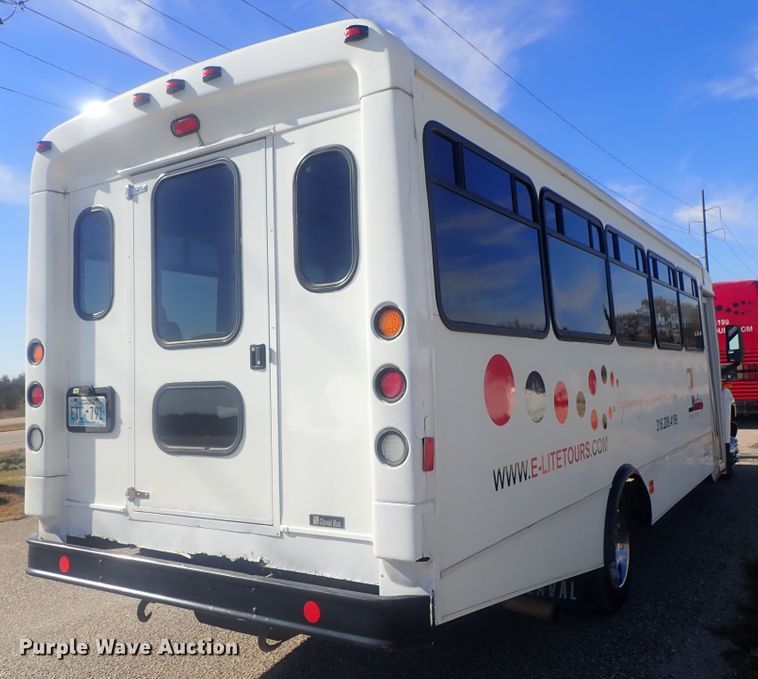 image for item DI7301 2006 GMC C5500  shuttle bus