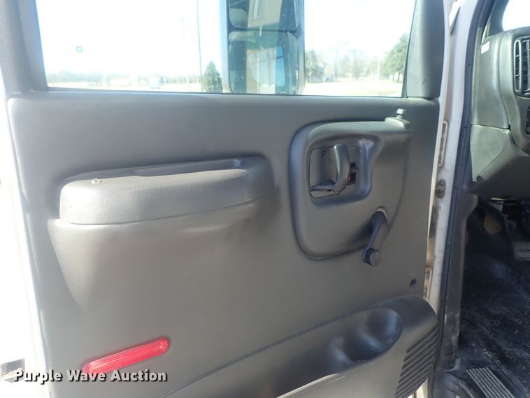 image for item DI7301 2006 GMC C5500  shuttle bus