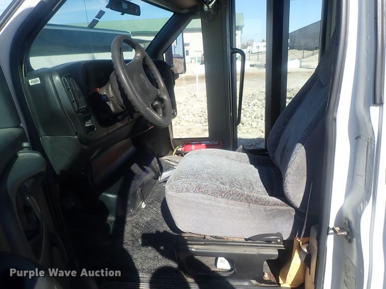 image for item DI7301 2006 GMC C5500  shuttle bus