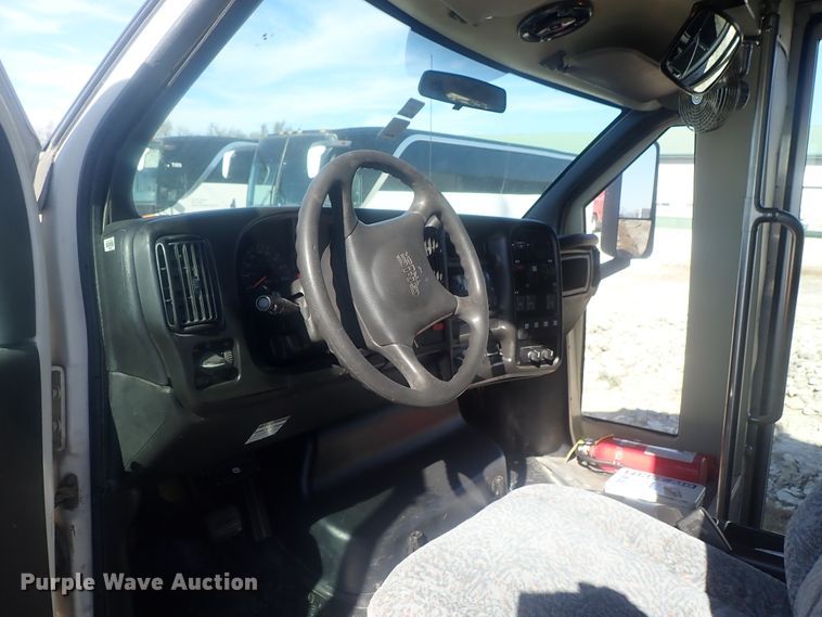 image for item DI7301 2006 GMC C5500  shuttle bus