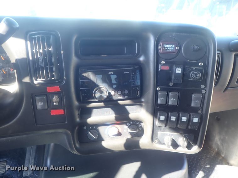 image for item DI7301 2006 GMC C5500  shuttle bus