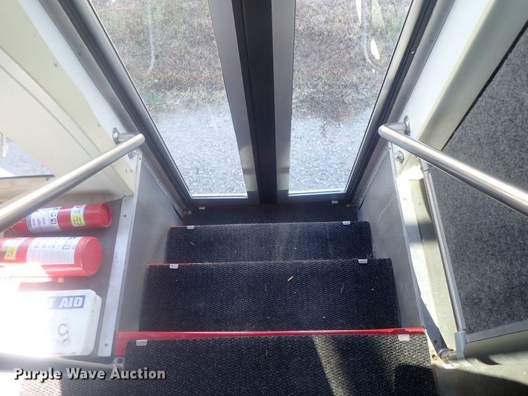 image for item DI7301 2006 GMC C5500  shuttle bus