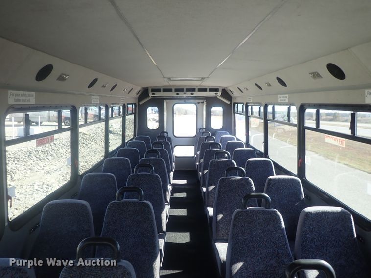 image for item DI7301 2006 GMC C5500  shuttle bus