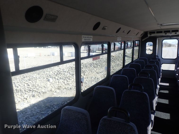 image for item DI7301 2006 GMC C5500  shuttle bus