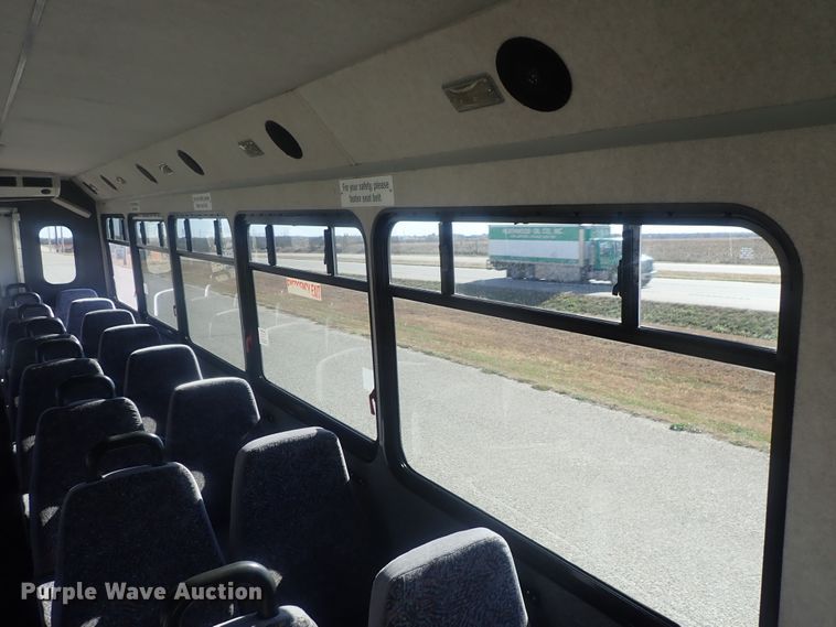 image for item DI7301 2006 GMC C5500  shuttle bus