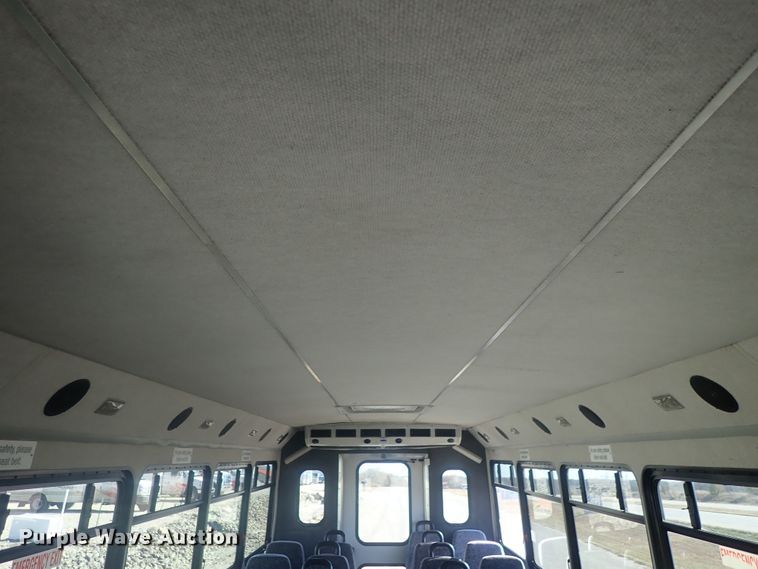 image for item DI7301 2006 GMC C5500  shuttle bus