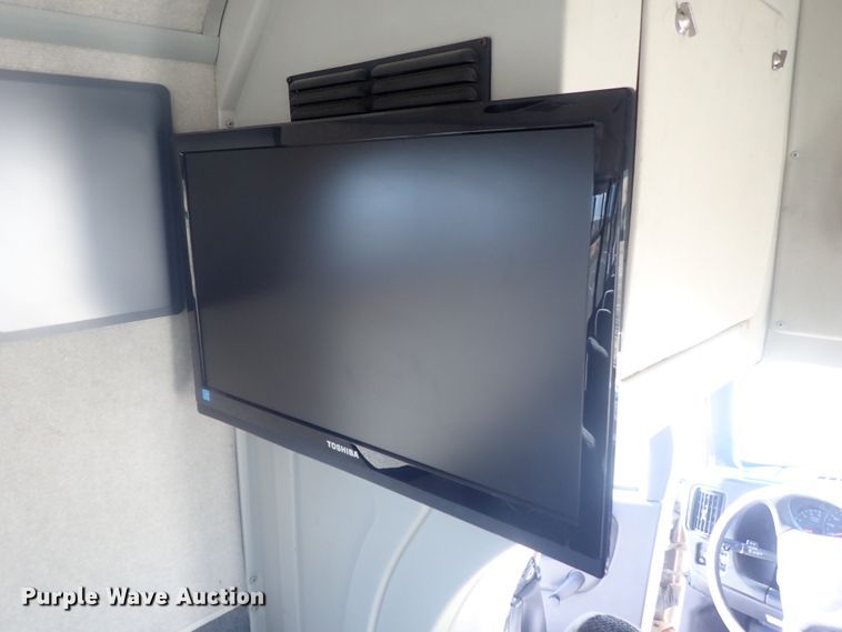 image for item DI7301 2006 GMC C5500  shuttle bus