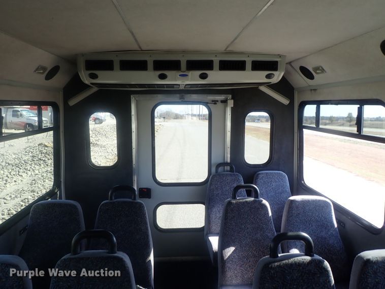 image for item DI7301 2006 GMC C5500  shuttle bus