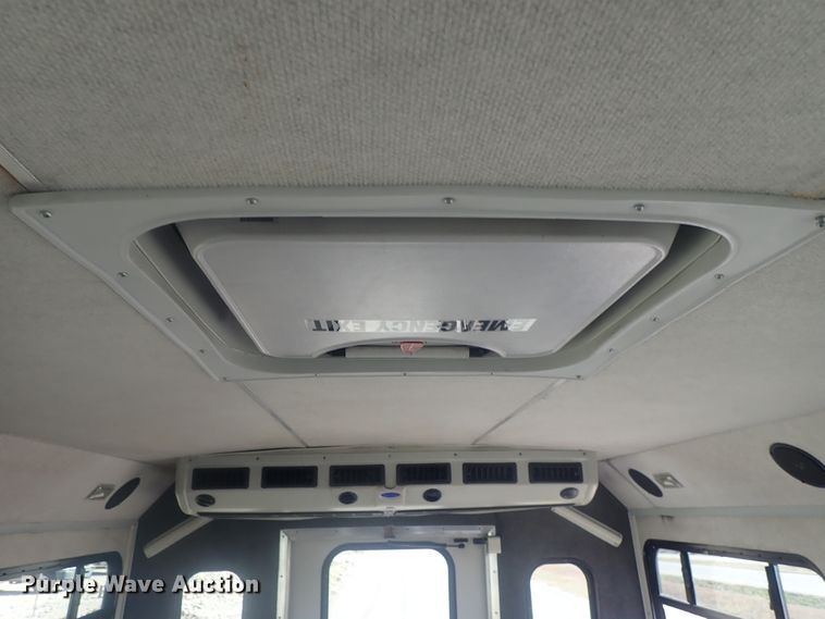 image for item DI7301 2006 GMC C5500  shuttle bus