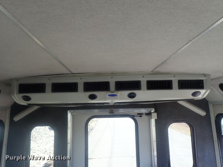 image for item DI7301 2006 GMC C5500  shuttle bus