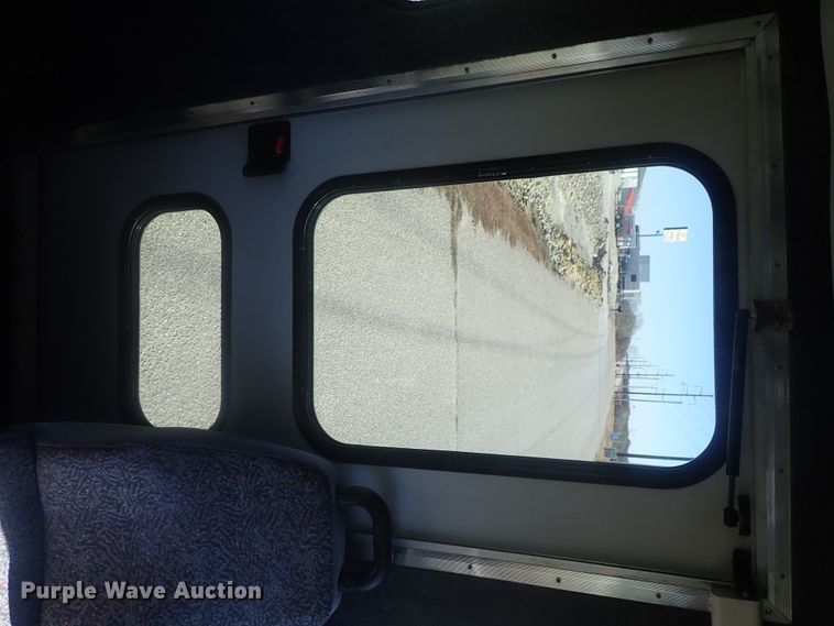 image for item DI7301 2006 GMC C5500  shuttle bus