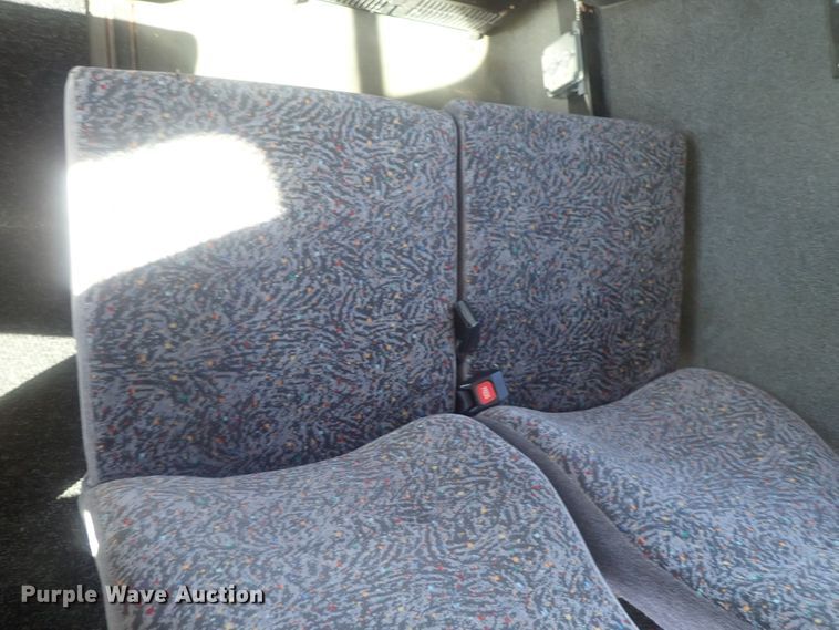 image for item DI7301 2006 GMC C5500  shuttle bus