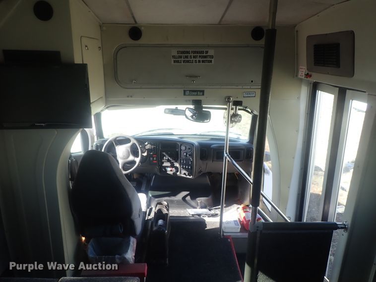 image for item DI7301 2006 GMC C5500  shuttle bus