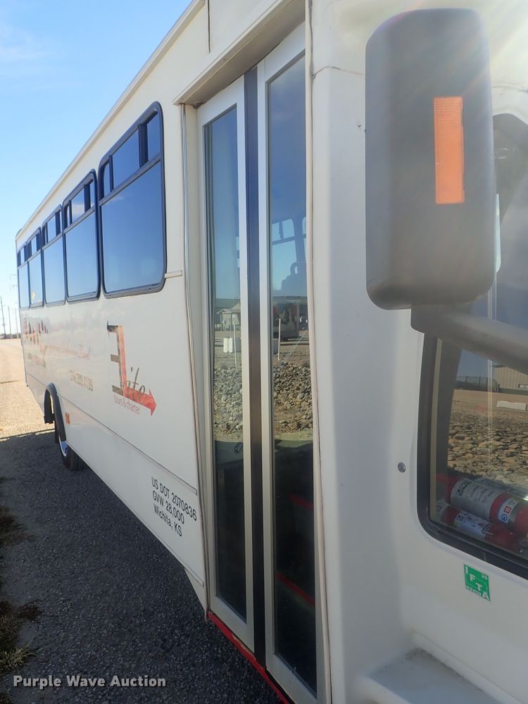 image for item DI7301 2006 GMC C5500  shuttle bus