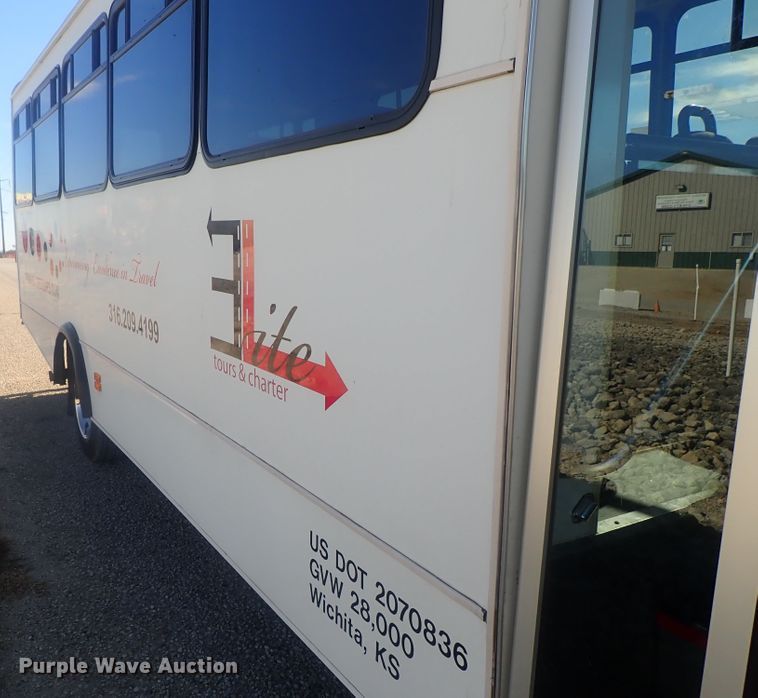 image for item DI7301 2006 GMC C5500  shuttle bus