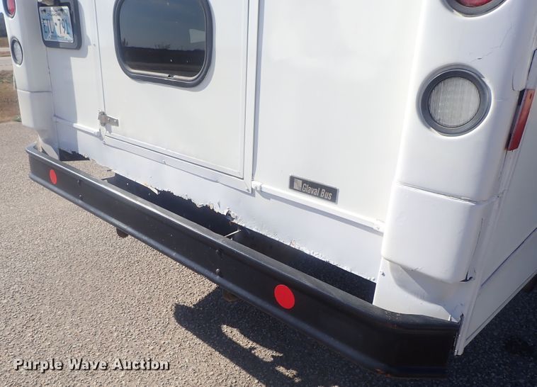 image for item DI7301 2006 GMC C5500  shuttle bus