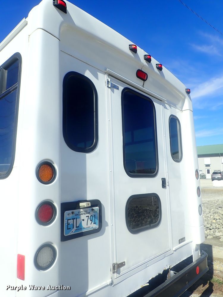 image for item DI7301 2006 GMC C5500  shuttle bus