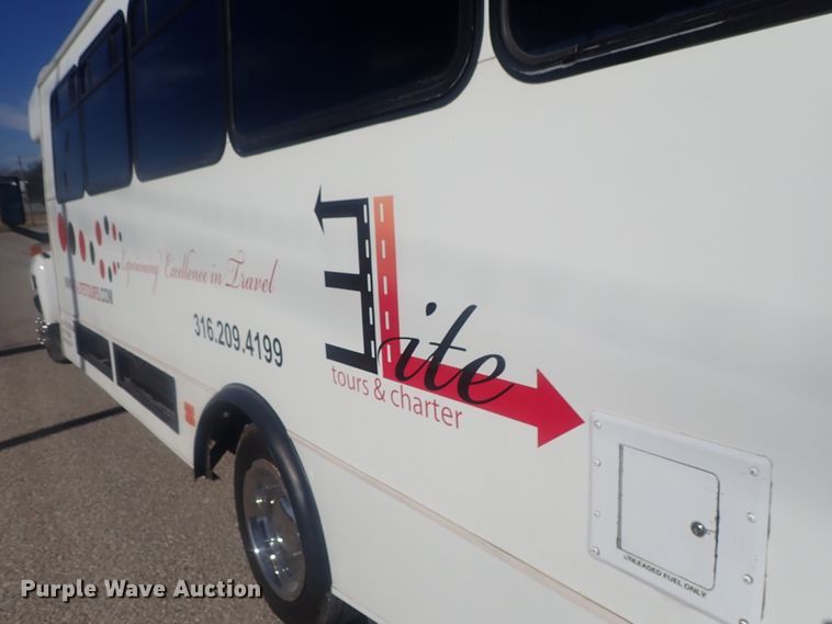 image for item DI7301 2006 GMC C5500  shuttle bus