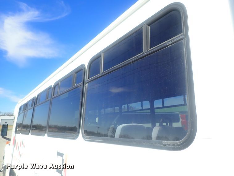 image for item DI7301 2006 GMC C5500  shuttle bus