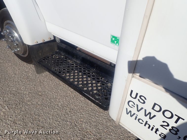 image for item DI7301 2006 GMC C5500  shuttle bus