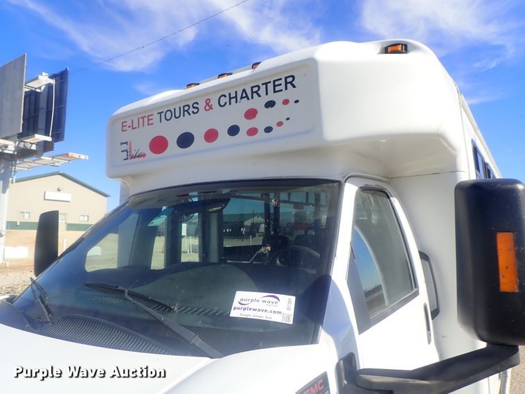 image for item DI7301 2006 GMC C5500  shuttle bus