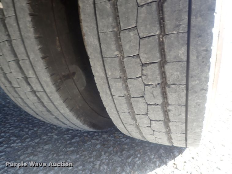 image for item DI7301 2006 GMC C5500  shuttle bus