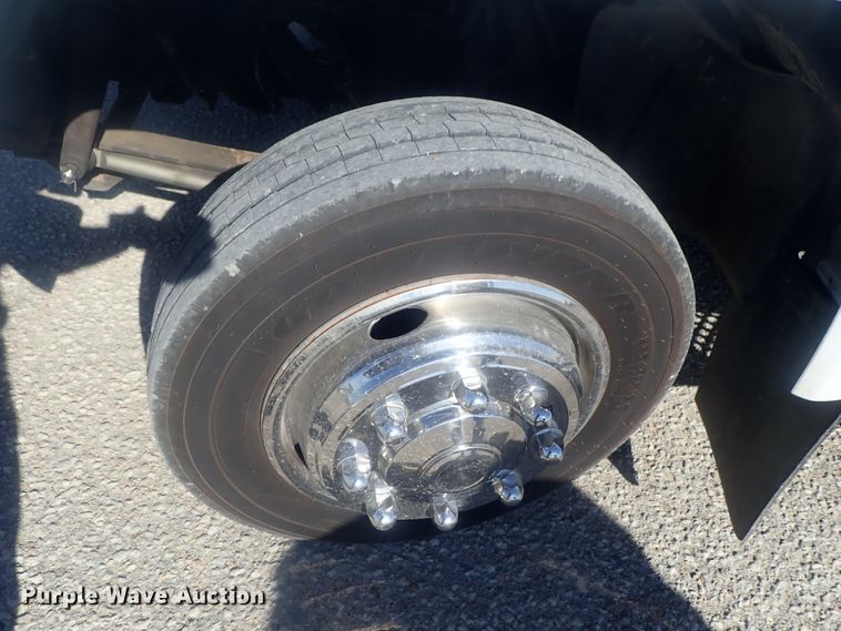 image for item DI7301 2006 GMC C5500  shuttle bus