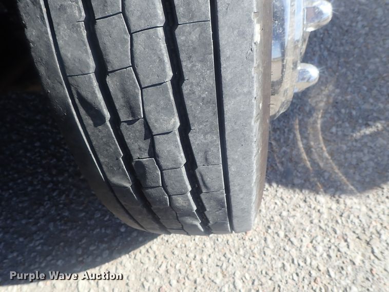 image for item DI7301 2006 GMC C5500  shuttle bus