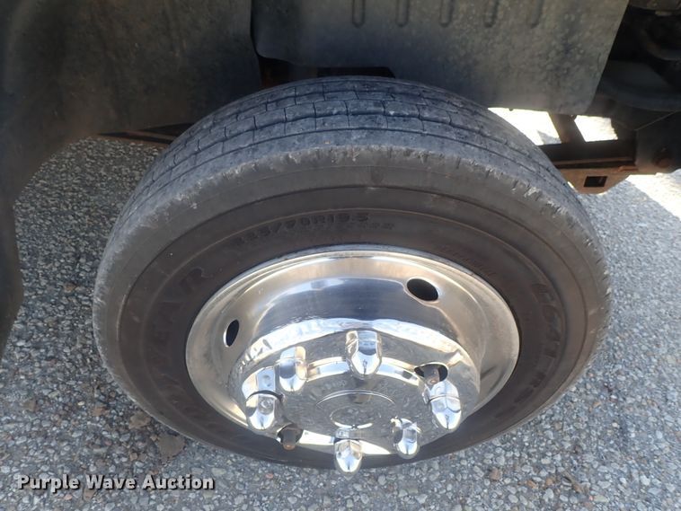 image for item DI7301 2006 GMC C5500  shuttle bus