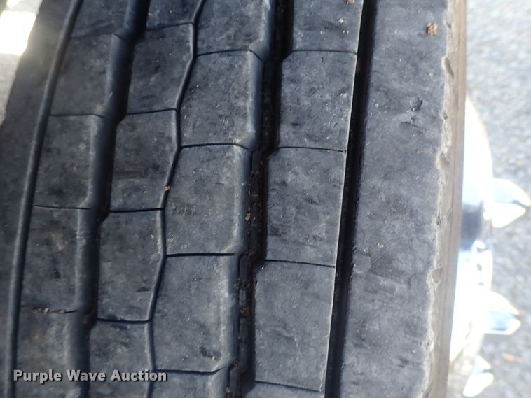 image for item DI7301 2006 GMC C5500  shuttle bus