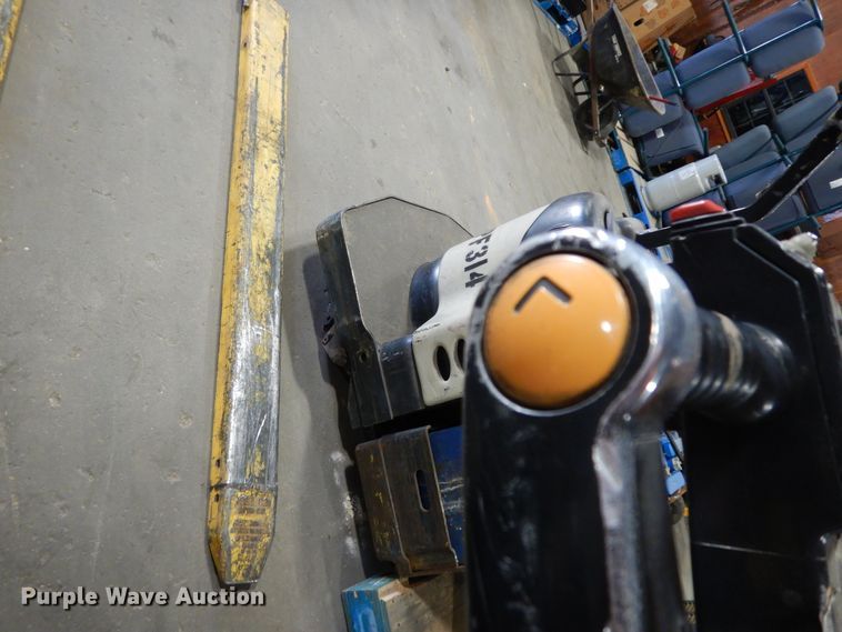 image for item DJ6653 (5) Crown pallet jacks