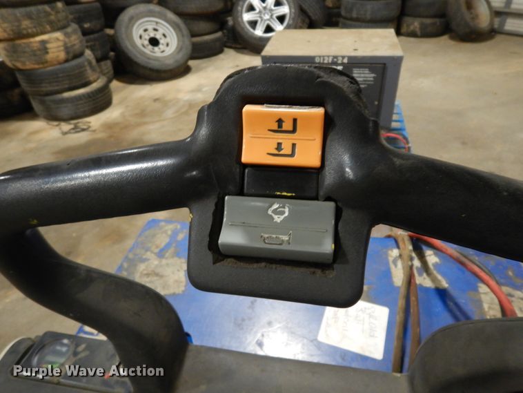 image for item DJ6653 (5) Crown pallet jacks