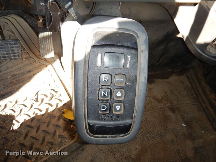 image for item DJ6922 2015 International 4400SBA  bucket truck