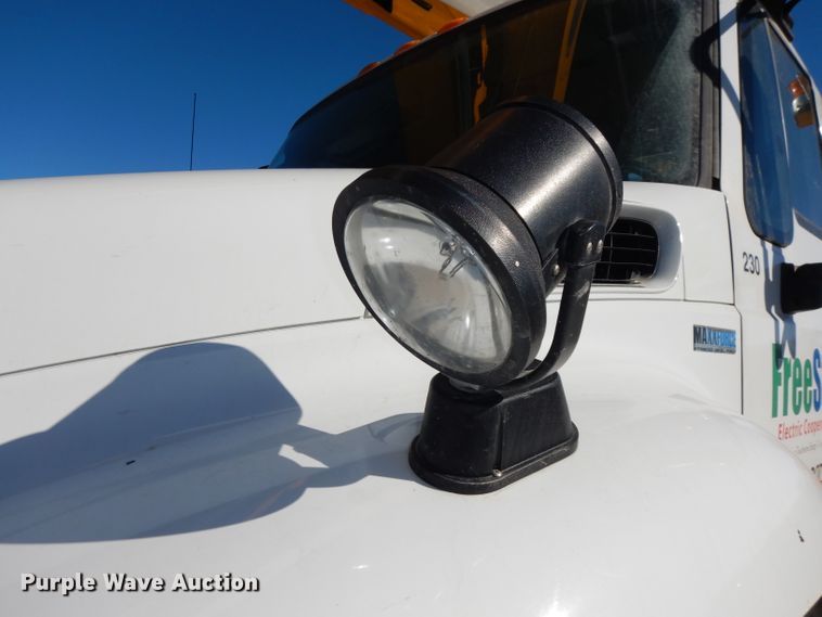 image for item DJ6922 2015 International 4400SBA  bucket truck